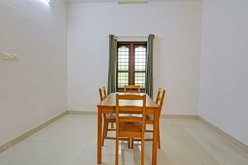 Hotel Capital O 84184 Pop Tavern Kazhakkottam