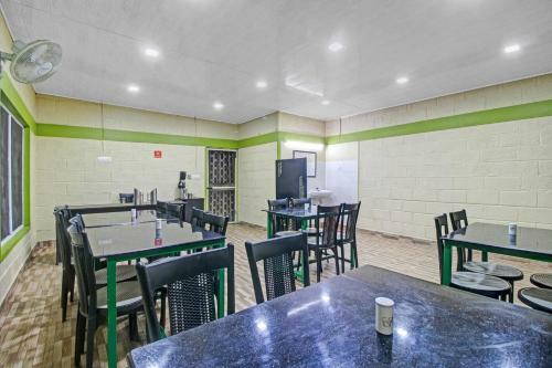 Hotel Capital O 84184 Pop Tavern Kazhakkottam