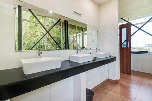 Hotel Townhouse 457 South Gate By Majestic