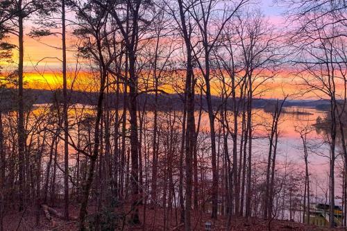 Lavonia Lake House With Private Dock And Bonfire!