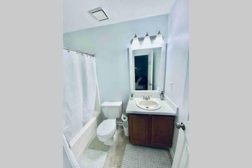 Cozy Chic Hideaway ( 4 Bedroom Townhome)