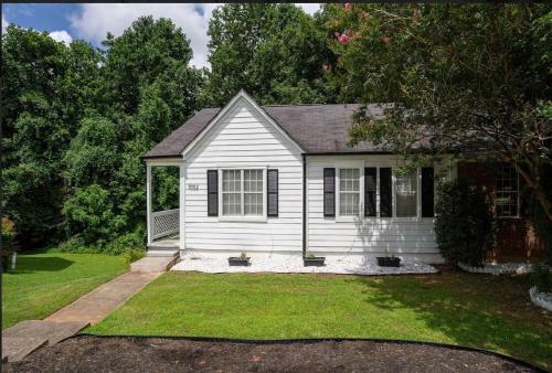 Cozy Chic Hideaway ( 4 Bedroom Townhome)