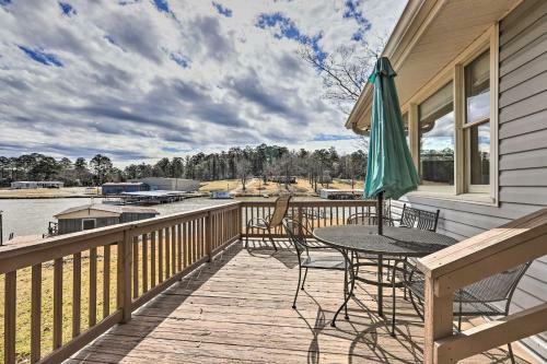 Lake Sinclair Cottage With Deck And Boat Dock!