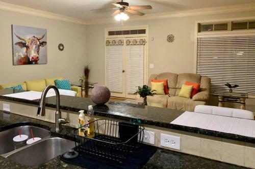 Upscale Amenity Laden Townhome Minutes From Atl