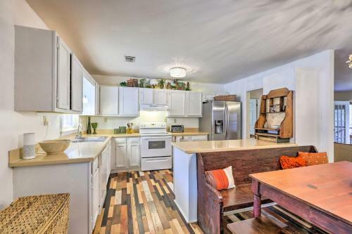 Newnan Cabin With Pavilion Near Serenbe Trails!