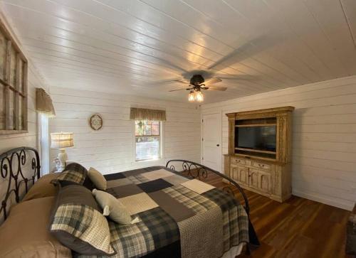 Hot Tub, Pool Table, Fire Pit Very Secluded