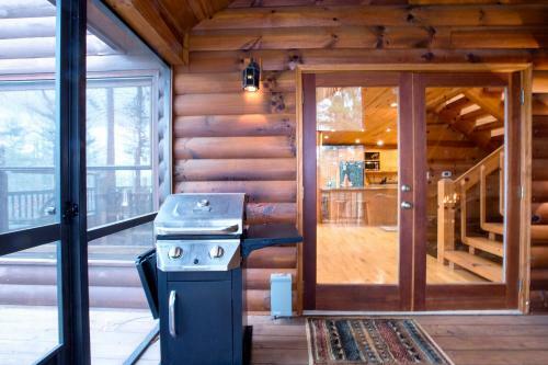 Sunshine In The Pines- Above The Rest Luxury Cabins