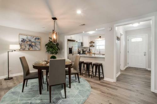Modern + Cozy Townhome - Minutes To Avalon W/king