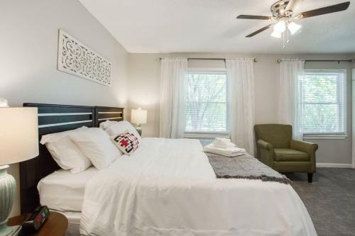 Modern + Cozy Townhome - Minutes To Avalon W/king