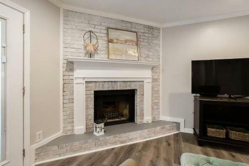 Modern + Cozy Townhome - Minutes To Avalon W/king