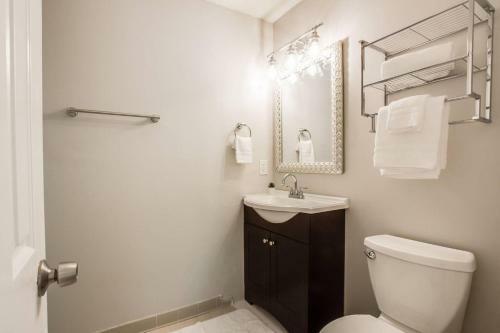 Modern + Cozy Townhome - Minutes To Avalon W/king