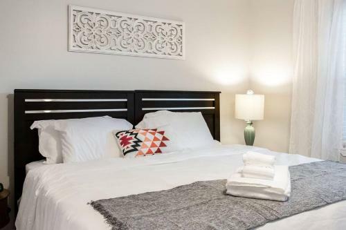 Modern + Cozy Townhome - Minutes To Avalon W/king