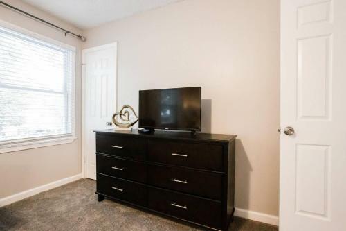Modern + Cozy Townhome - Minutes To Avalon W/king