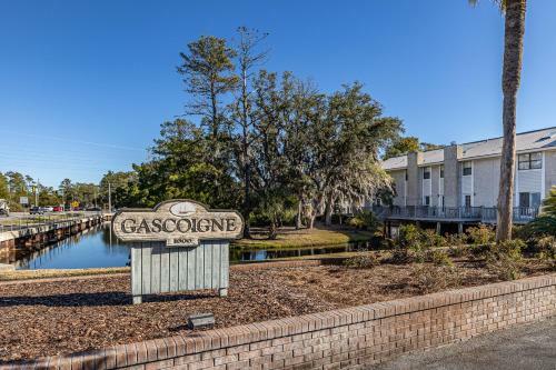 Beautiful 2 Bed - 1 And A Half Bath Condo Built Over Lagoon St Simons Island