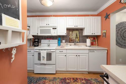 Beautiful 2 Bed - 1 And A Half Bath Condo Built Over Lagoon St Simons Island