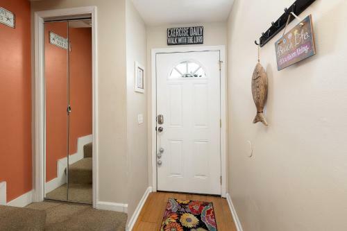 Beautiful 2 Bed - 1 And A Half Bath Condo Built Over Lagoon St Simons Island