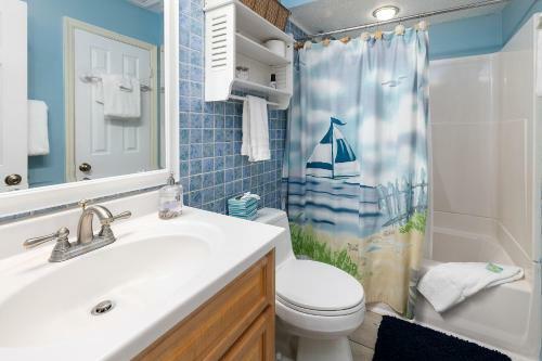 Beautiful 2 Bed - 1 And A Half Bath Condo Built Over Lagoon St Simons Island