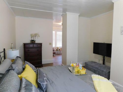 Lawrence Village Bed And Breakfast