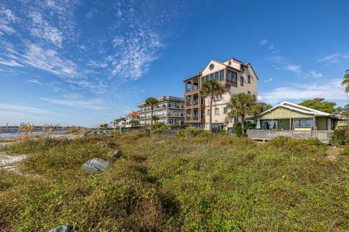Happy Sleep- 2 Bedroom 1 Bath Beachfront Home!!!
