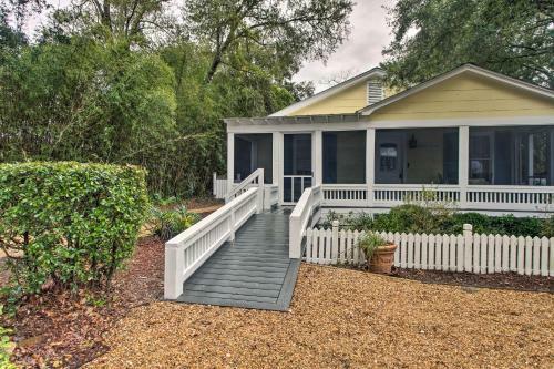 St Simons Island Cottage About 1 Block Walk To Beach!