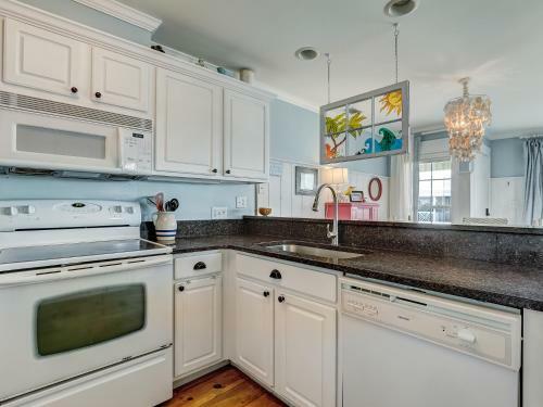 Ocean Views, Steps To Beach, Heated Pool Access! By Southern Belle Tybee