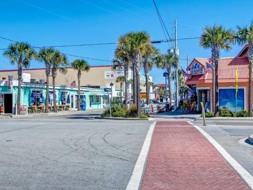 Ocean Views, Steps To Beach, Heated Pool Access! By Southern Belle Tybee
