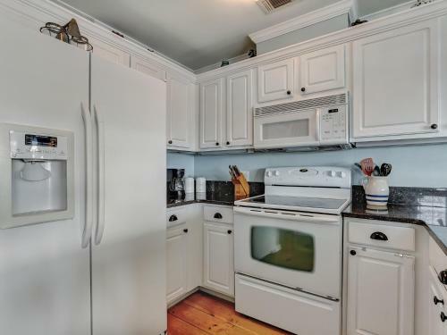 Ocean Views, Steps To Beach, Heated Pool Access! By Southern Belle Tybee