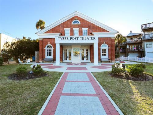 Ocean Views, Steps To Beach, Heated Pool Access! By Southern Belle Tybee