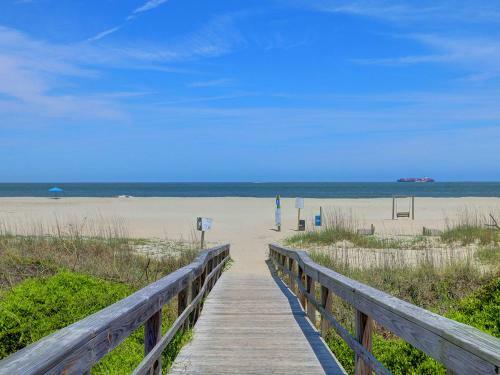 Ocean Views, Steps To Beach, Heated Pool Access! By Southern Belle Tybee