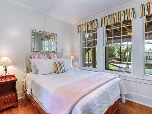 Large Tybee Beach Home On Back River With Private Dock Heated Pool Access!