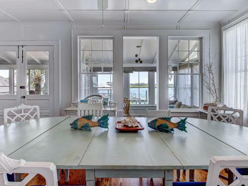 Large Tybee Beach Home On Back River With Private Dock Heated Pool Access!