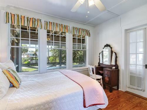 Large Tybee Beach Home On Back River With Private Dock Heated Pool Access!