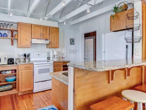 Large Tybee Beach Home On Back River With Private Dock Heated Pool Access!