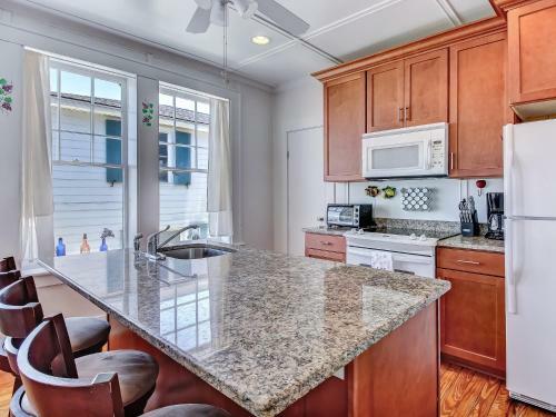 Large Tybee Beach Home On Back River With Private Dock Heated Pool Access!