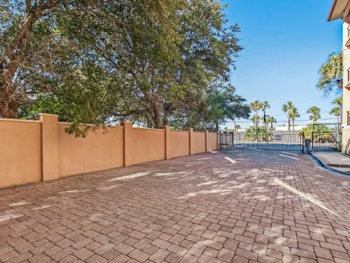 New Listing! Pool Views, Steps To Beach, Restaurants, Shopping & More!