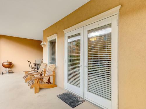 New Listing! Pool Views, Steps To Beach, Restaurants, Shopping & More!