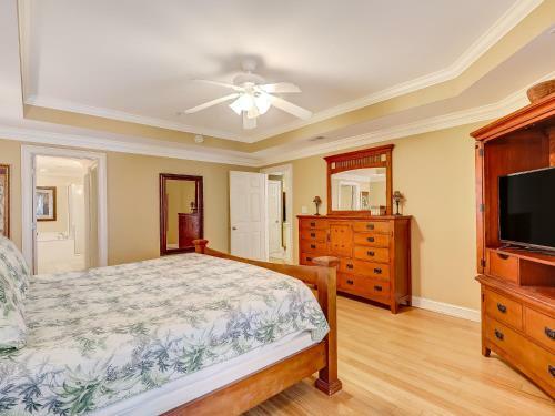 New Listing! Pool Views, Steps To Beach, Restaurants, Shopping & More!