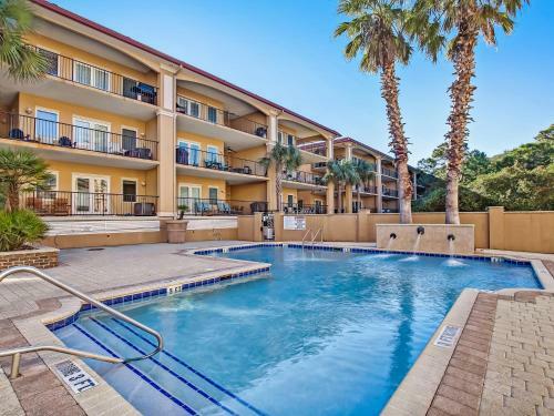 New Listing! Pool Views, Steps To Beach, Restaurants, Shopping & More!