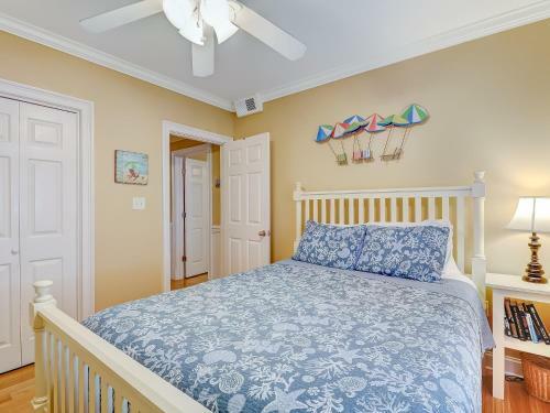 New Listing! Pool Views, Steps To Beach, Restaurants, Shopping & More!