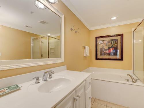 New Listing! Pool Views, Steps To Beach, Restaurants, Shopping & More!