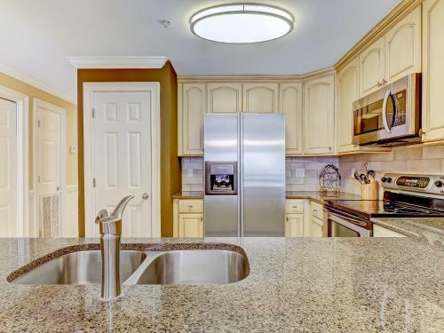 New Listing! Pool Views, Steps To Beach, Restaurants, Shopping & More!