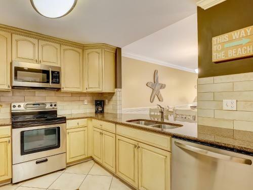 New Listing! Pool Views, Steps To Beach, Restaurants, Shopping & More!