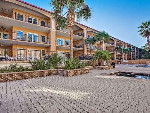 New Listing! Pool Views, Steps To Beach, Restaurants, Shopping & More!