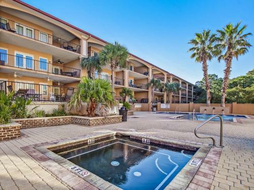New Listing! Pool Views, Steps To Beach, Restaurants, Shopping & More!