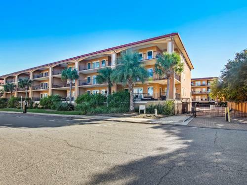 New Listing! Pool Views, Steps To Beach, Restaurants, Shopping & More!