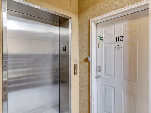 New Listing! Pool Views, Steps To Beach, Restaurants, Shopping & More!