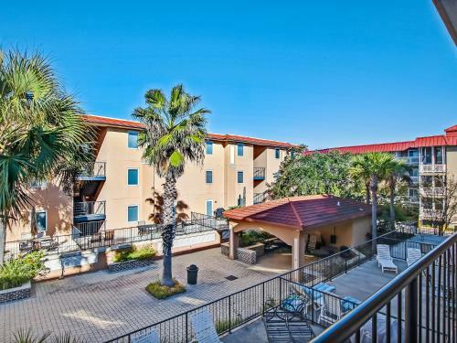 New Listing! Pool Views, Steps To Beach, Restaurants, Shopping & More!