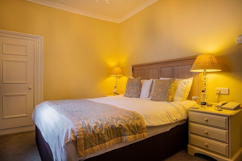 Hotel The Feathers