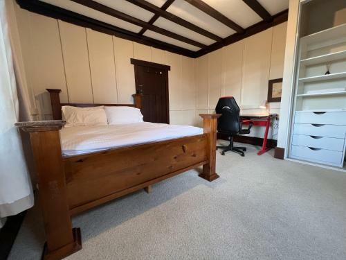 Peaceful Light-filled Private Room In Sandy Bay's Heart