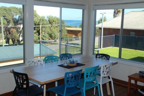 The Beach Shack - Ocean Views, Close To The Beach